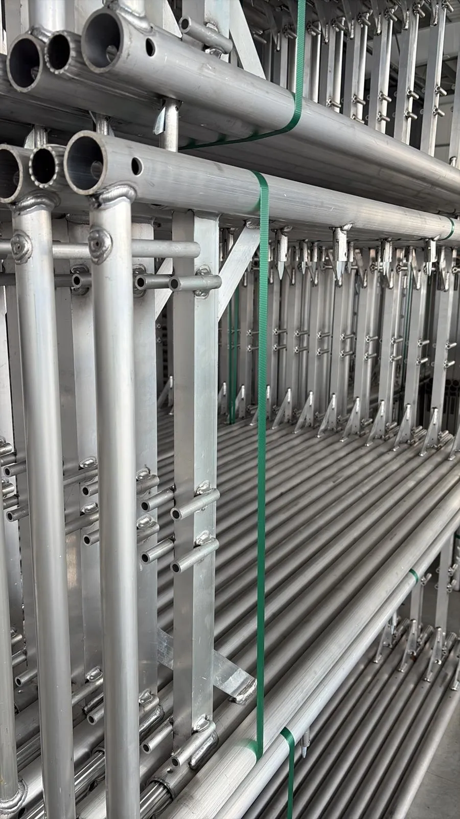 Détail de cadres d'échafaudage en aluminium soudés, avec goupilles et broches d'assemblage
