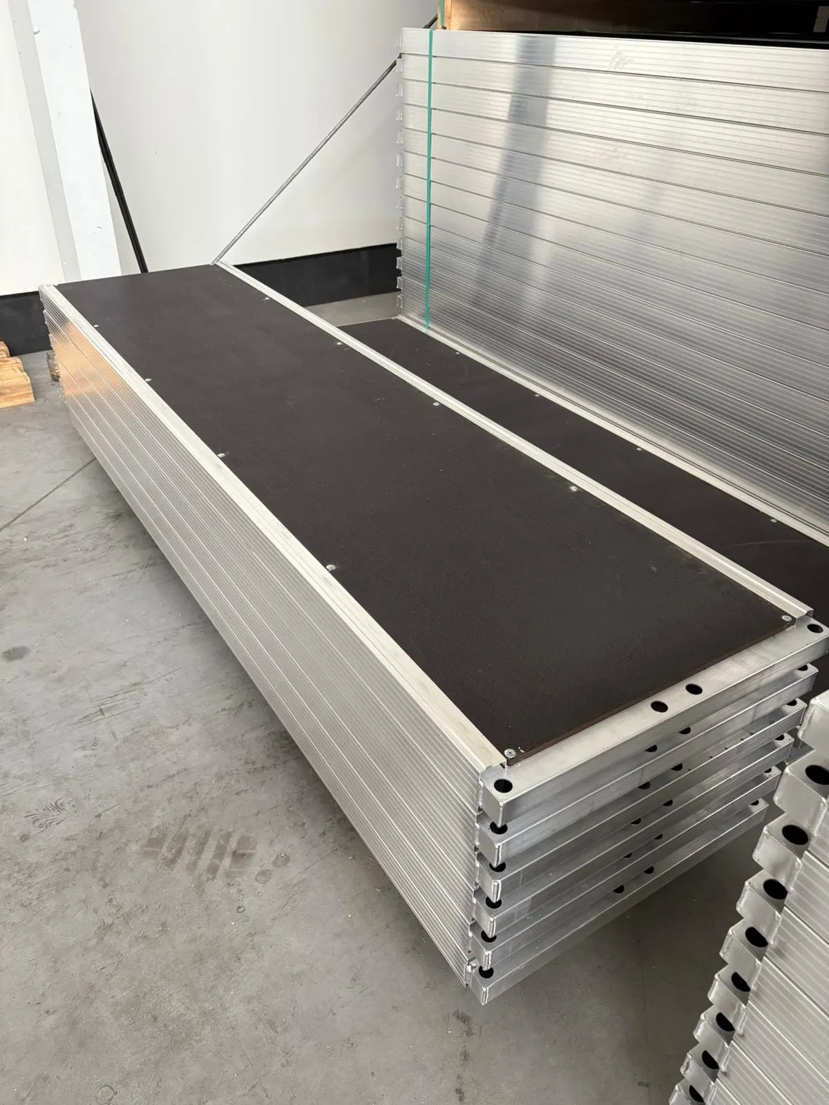 Planchers d'échafaudage en aluminium à revêtement antidérapant, empilés en entrepôt