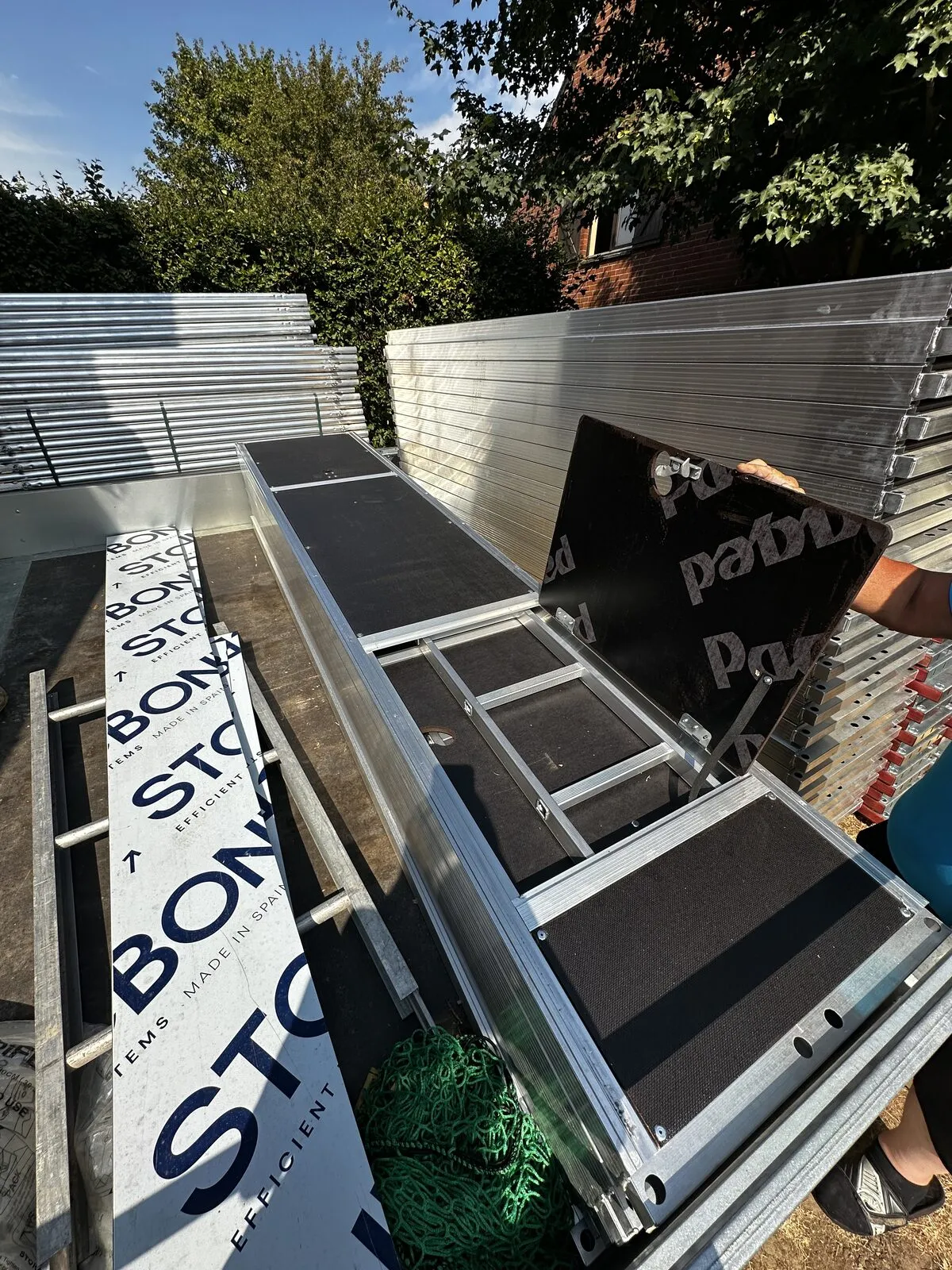 Planchers d'échafaudage en aluminium empilés en extérieur, surface antidérapante sombre