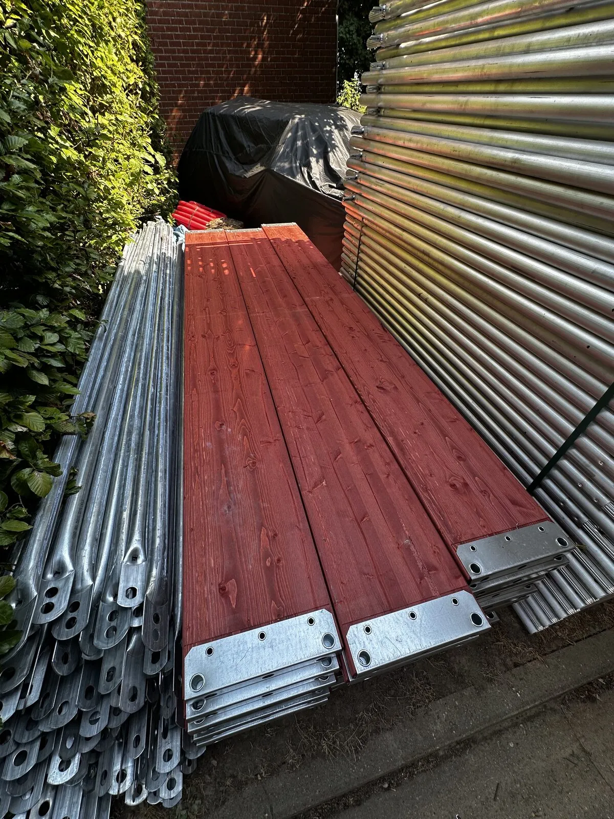Planchers d'échafaudage en bois posés sur une botte de tubes et de diagonales en acier galvanisé